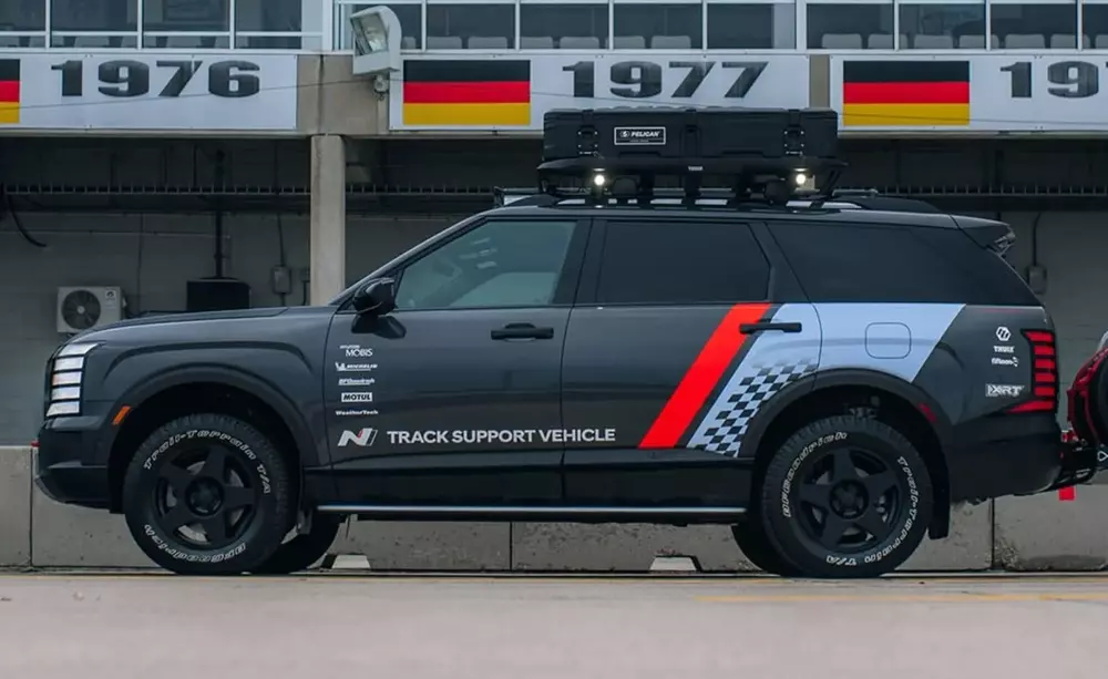 Chiếc Hyundai Palisade này được sơn màu xám với những điểm nhấn màu cam đỏ