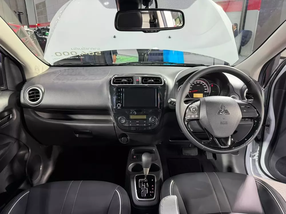 Khoang lái của Mitsubishi Attrage 2026 bản cao cấp