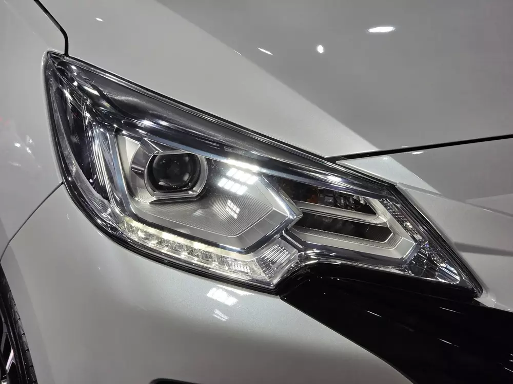 Cụm đèn pha của Mitsubishi Attrage 2026 cũng được nâng cấp