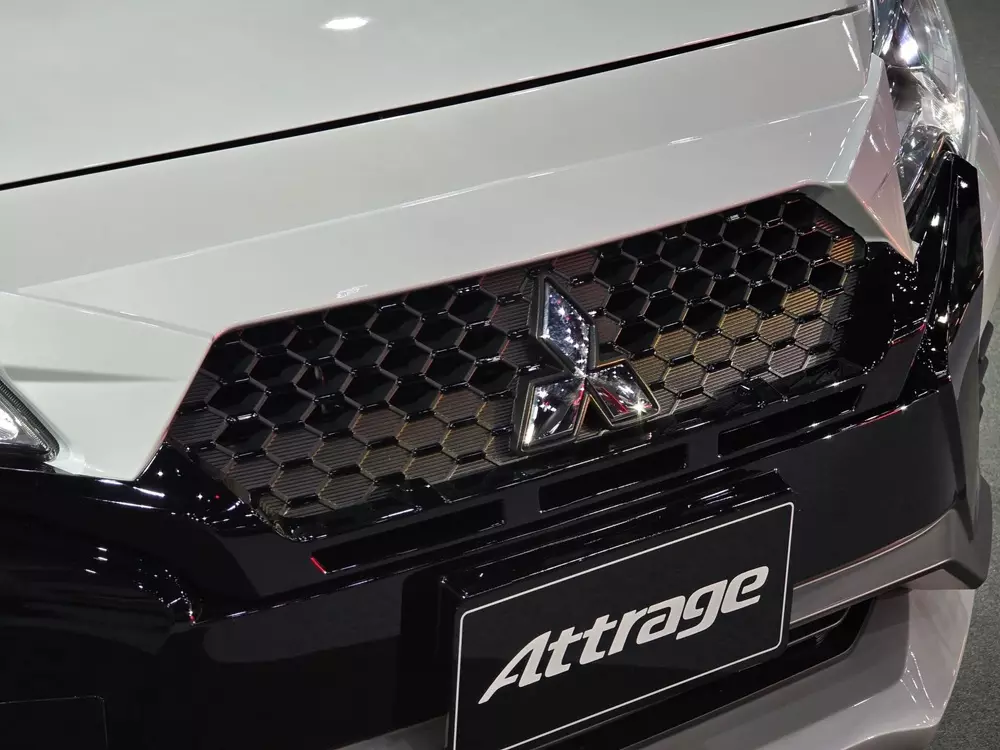Phần lớn đầu xe của Mitsubishi Attrage 2026 đều được sơn màu đen