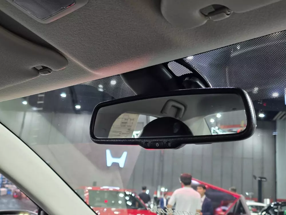 Mitsubishi Attrage 2026 bản cao dùng gương chiếu hậu chống chói tự động