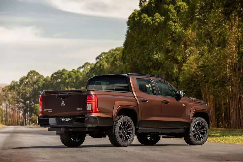 Mitsubishi Triton BF///MS sở hữu màu sơn không nổi bật nhưng vẫn ấn tượng