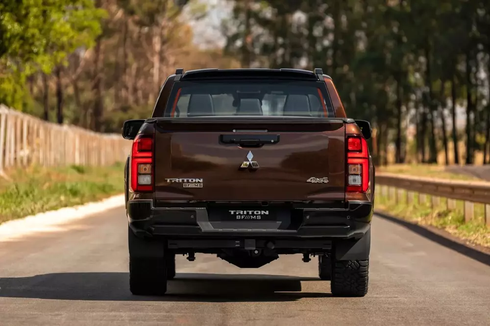 Trên cửa thùng hàng của Mitsubishi Triton bản đặc biệt có thêm logo BF///MF mới