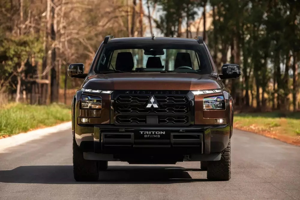 Mitsubishi Triton BF///MS nhìn từ phía trước