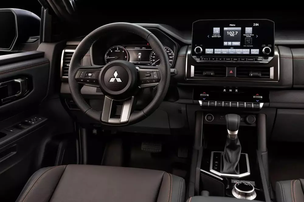 Khoang lái của Mitsubishi Triton BF///MS có đầy đủ tiện nghi