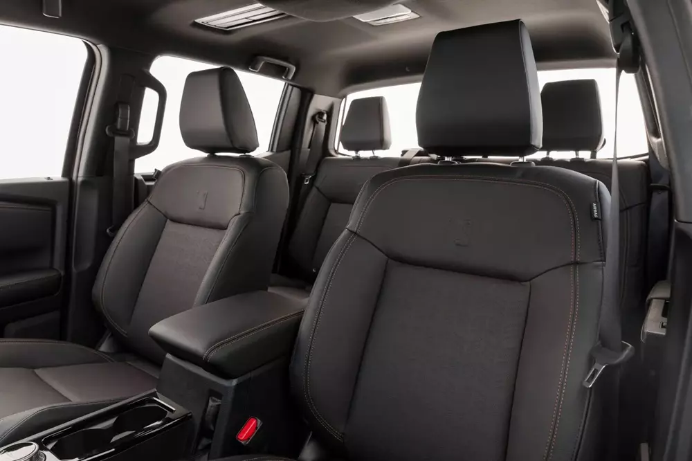 Ghế của Mitsubishi Triton BF///MS được thêu logo hình con ngựa