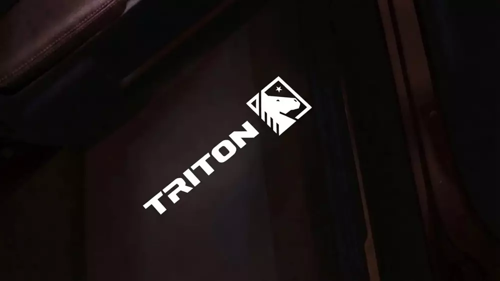 Logo tương tự cũng được dùng cho đèn chào mừng khi mở cửa của Mitsubishi Triton BF///MS