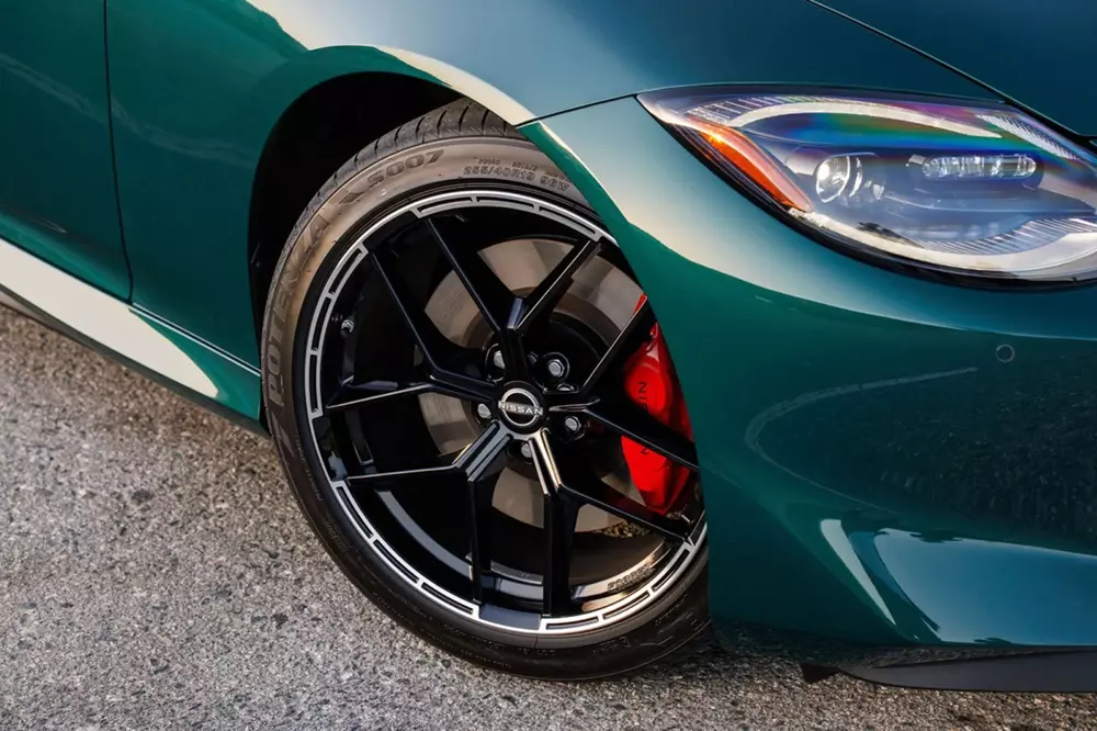 Cùm phanh màu đỏ của Nissan