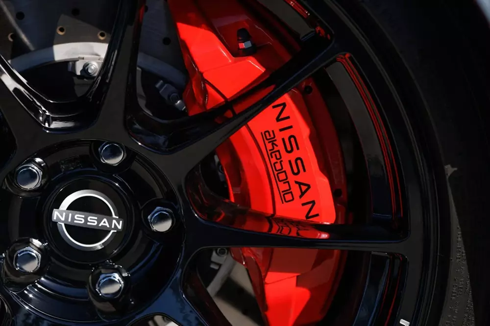 Cùm phanh màu đỏ tươi của Nissan