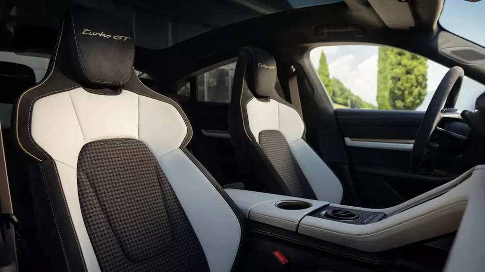 Ghế của chiếc Porsche Taycan được bọc bằng 3 chất liệu khác nhau