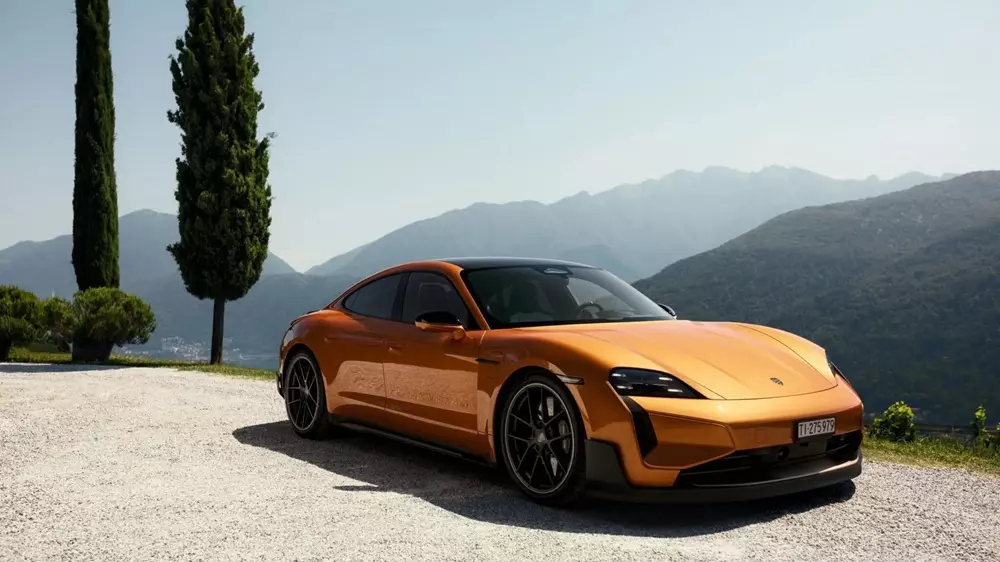 Chiếc Porsche Taycan được sơn màu vàng kim cổ điển