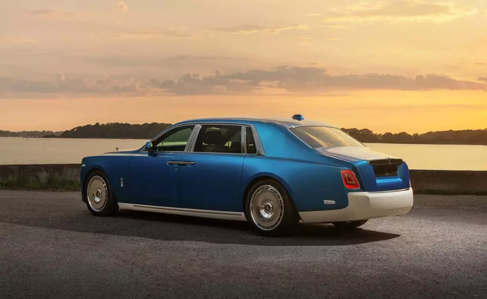 Rolls-Royce Phantom Regatta được phối 2 màu xanh dương và trắng