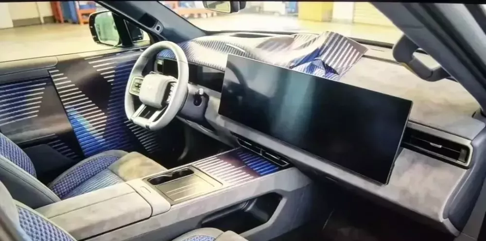 BYD Fang Cheng Bao Ti 9 sở hữu cụm màn hình kép đặt nổi trên mặt táp-lô