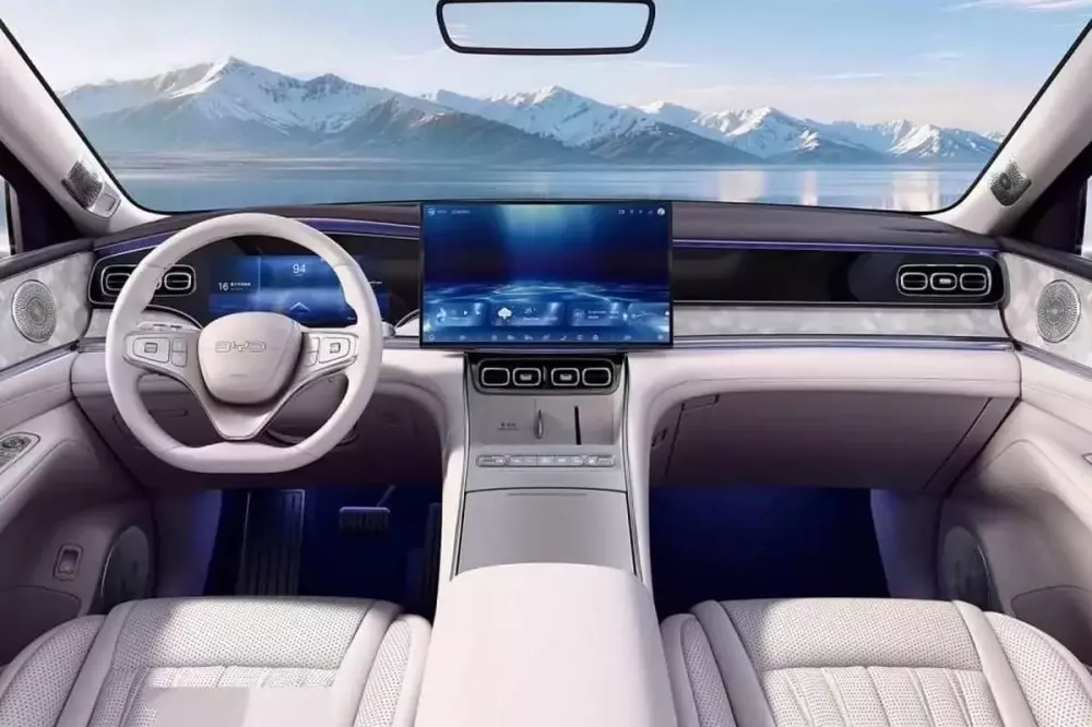 Khoang lái của BYD Sealion 08