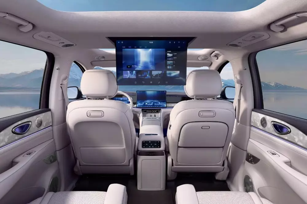 BYD Sealion 08 còn có màn hình treo trần cỡ lớn