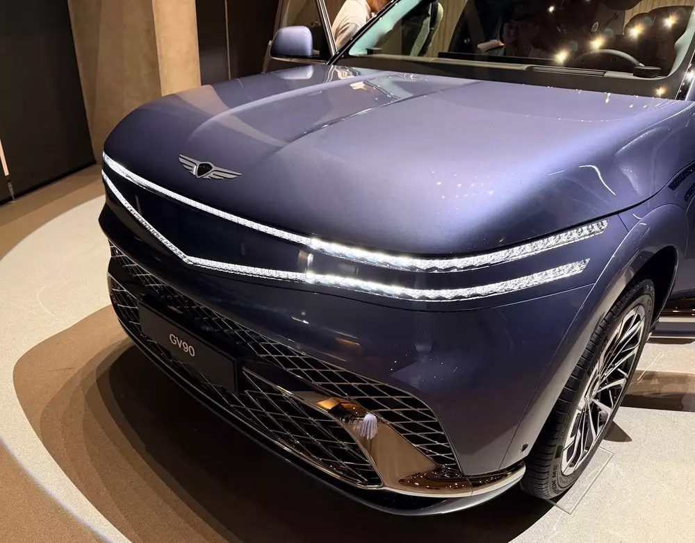 Các dải đèn tạo hình đôi cánh là điểm nhấn ở khu vực đầu xe của Genesis GV90