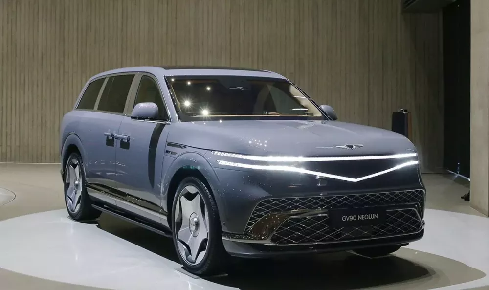 Genesis GV90 còn có hốc hút gió cỡ lớn trên cản trước