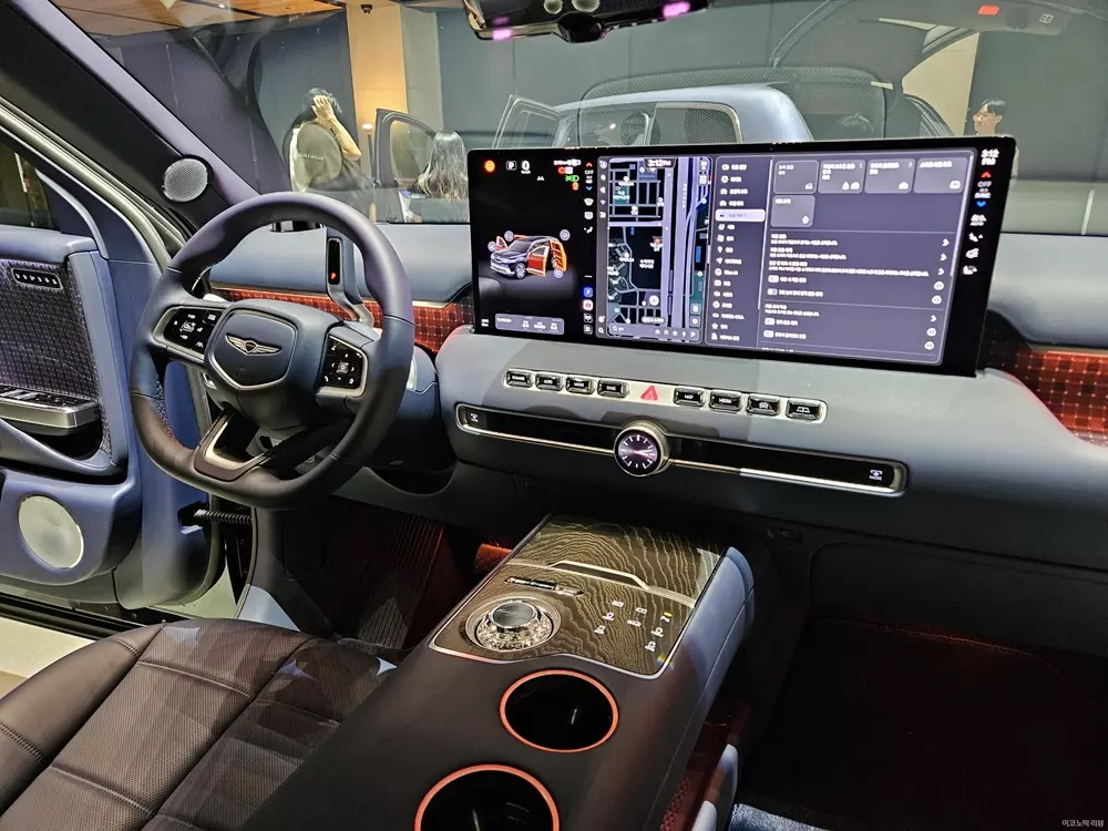 Genesis GV90 sở hữu màn hình có thể mở rộng khi xe đỗ lại
