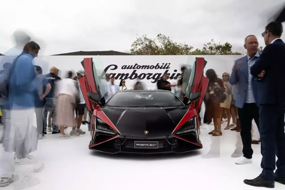 Lamborghini Revuelto SV nhìn từ phía trước