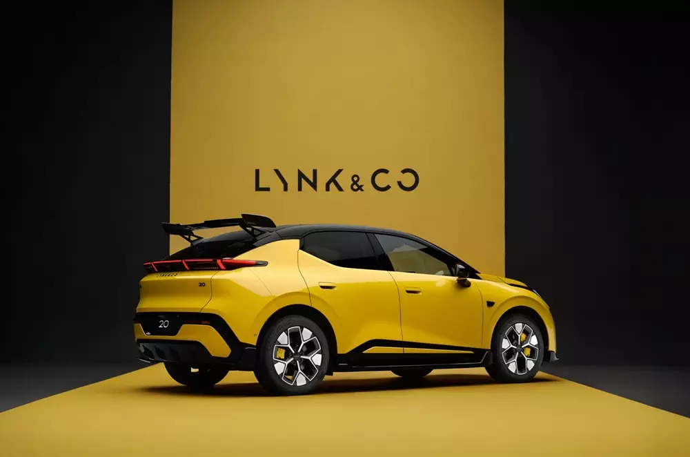 Cánh gió mui cỡ lớn là trang bị tùy chọn của Lynk & Co 02 2027