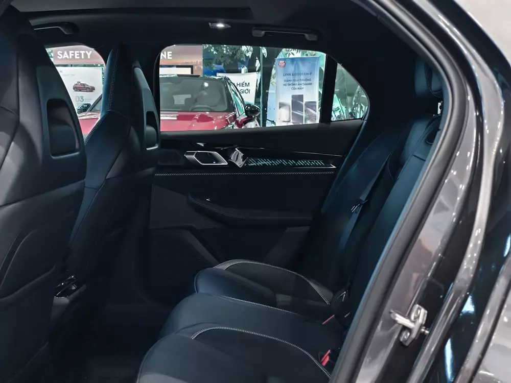 Hàng ghế sau của Lynk & Co 03