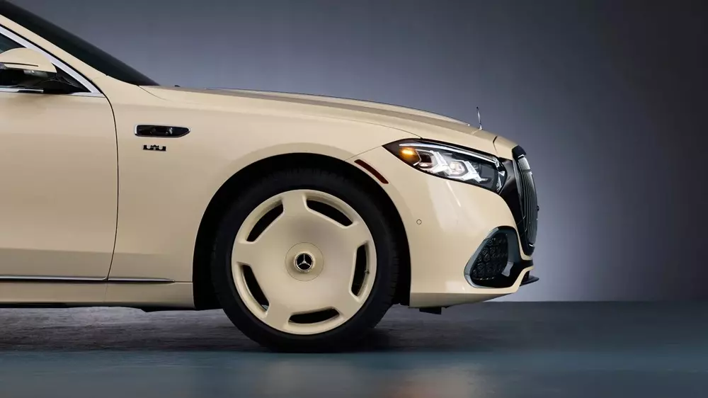 Bộ mâm đặc của chiếc Mercedes-Maybach S-Class được sơn màu giống thân xe