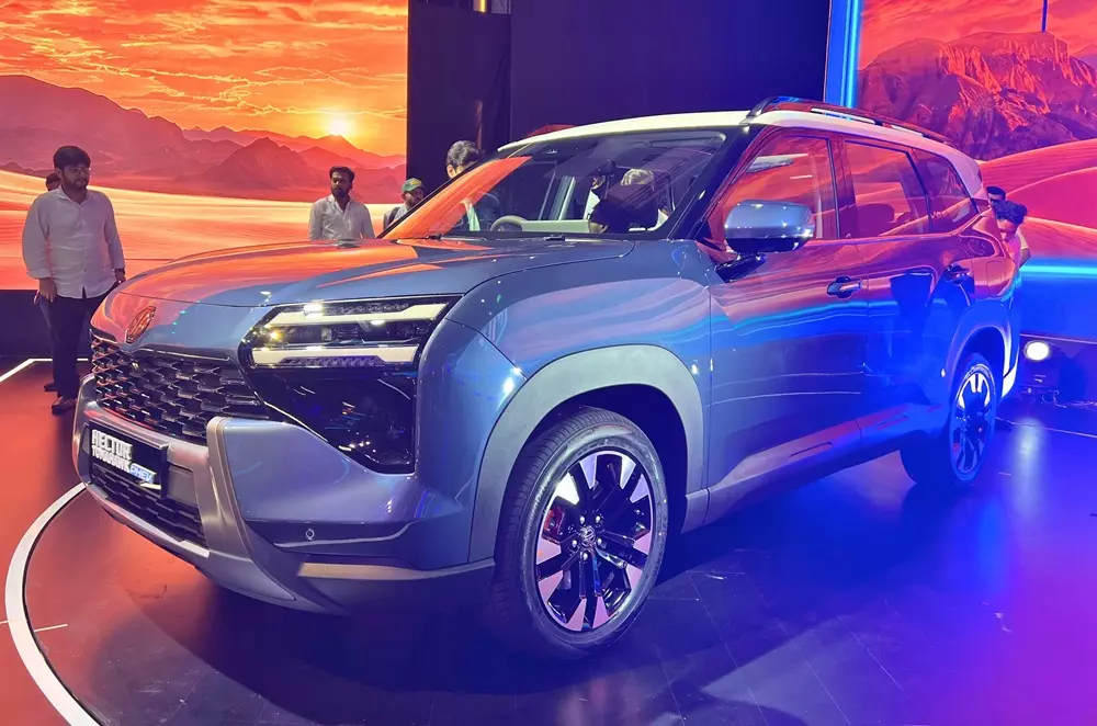 MG bán SUV điện 3 hàng ghế với giá không kèm pin siêu rẻ - Ảnh 1.