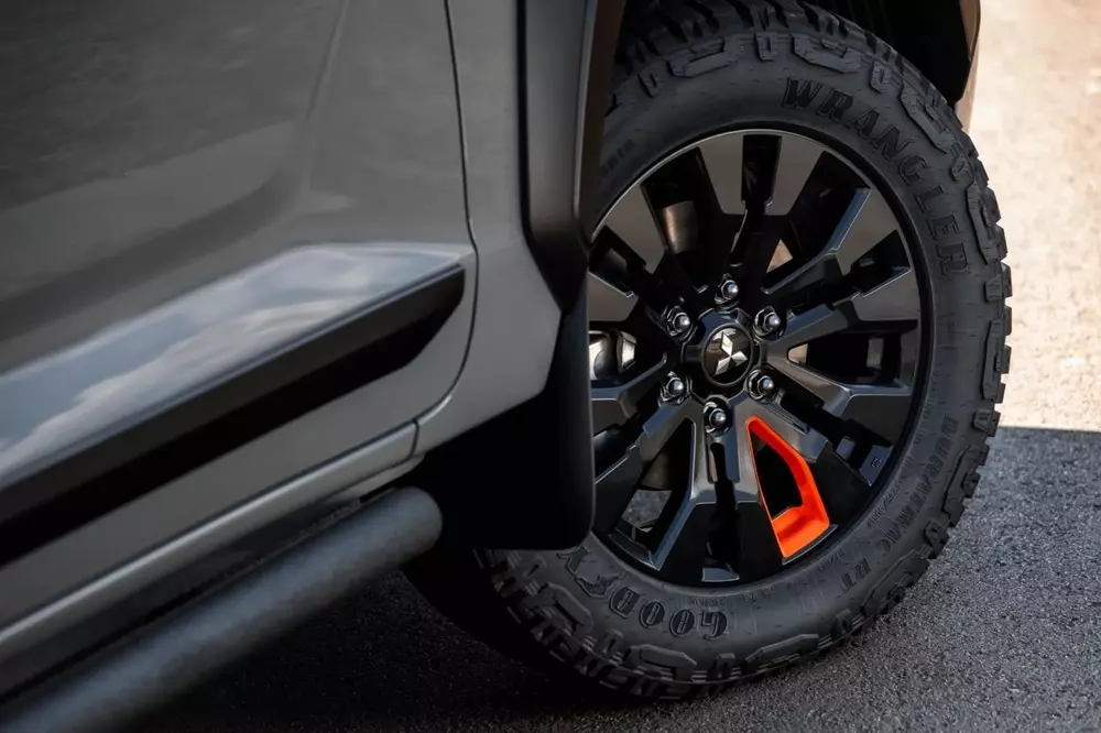 Ra mắt Mitsubishi Triton cứng cáp nhất từ trước đến nay với màu sơn xám xi-măng, giá không rẻ - Ảnh 6.