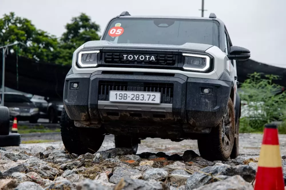 r3do2827-deb5 Đánh giá Toyota Land Cruiser FJ 2026: SUV địa hình cá tính, danh có xứng với thực?- Ảnh 2.