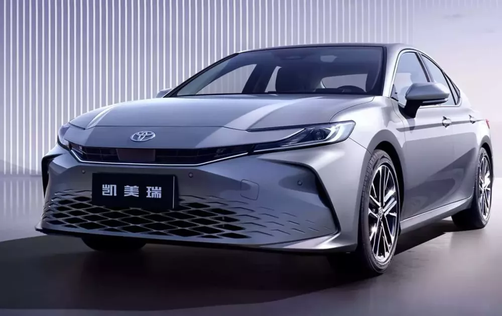 toyota-camry-2027-7-0520 Toyota Camry 2027 bản thấp dùng lưới tản nhiệt sơn cùng màu thân xe