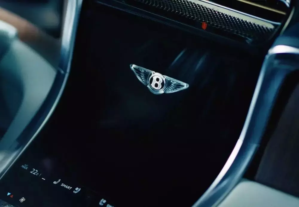 Bentley Torcal sở hữu màn hình thông tin giải trí có thiết kế cong
