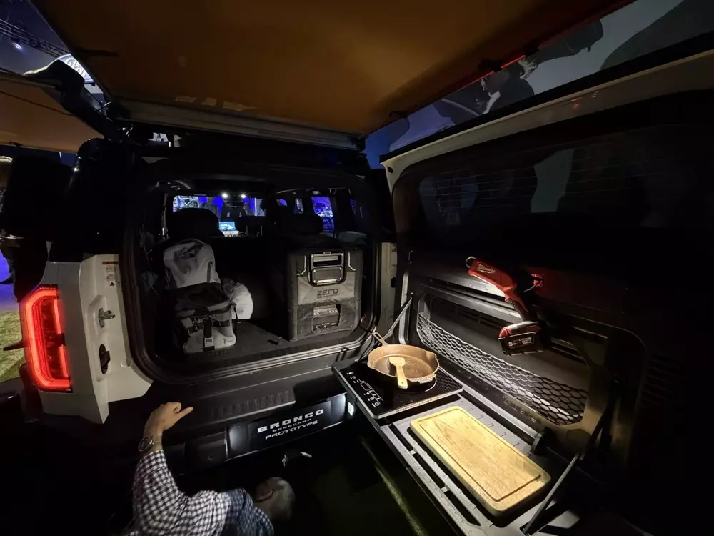 Ford Bronco Basecamp đi kèm bộ dụng cụ nấu ăn ở khoang hành lý
