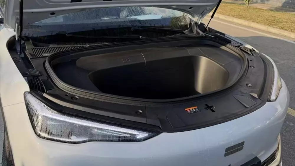 Geely EX5 phiên bản mới hé lộ ngăn chứa đồ cỡ lớn bên dưới nắp ca-pô trước ngày ra mắt