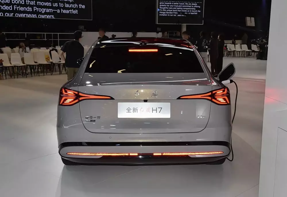 Hongqi H7 thế hệ mới chính thức trình làng, chạy 240 km không tốn xăng - Ảnh 3.