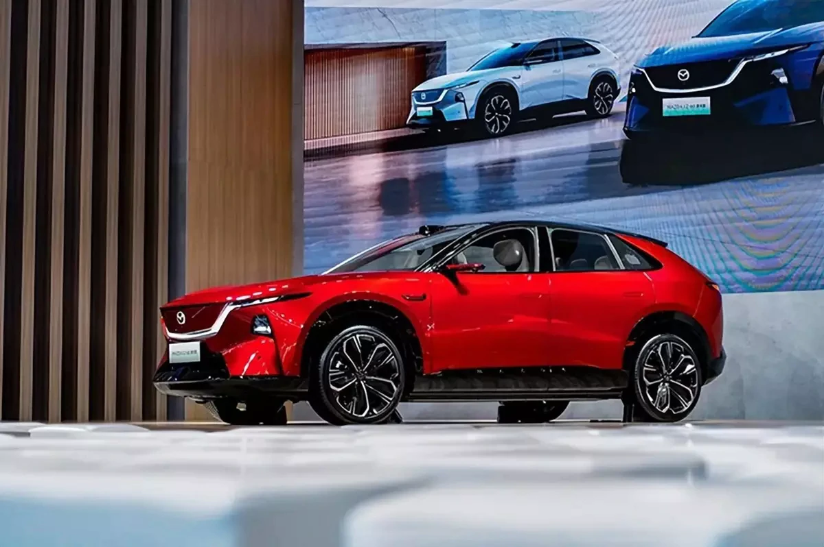 Sau hơn 1 năm ra mắt, Mazda CX-6e được nâng cấp nhẹ, bổ sung tính năng “tự lái”