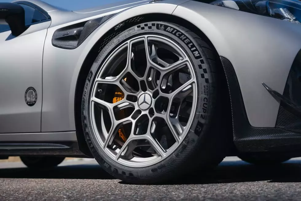 Vén màn xe đua đường phố Mercedes-AMG CLE 646 Spezialanfertigung với máy V8 mạnh mẽ - Ảnh 7.