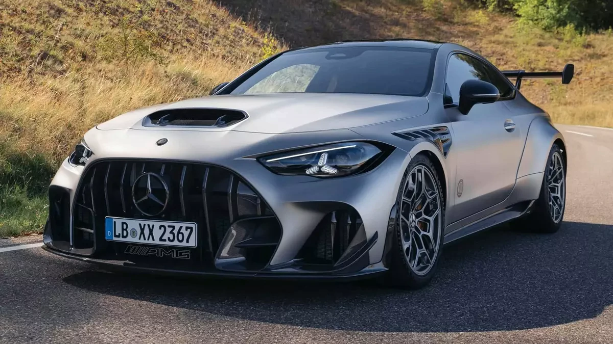 Vén màn xe đua đường phố Mercedes-AMG CLE 646 Spezialanfertigung với máy V8 mạnh mẽ