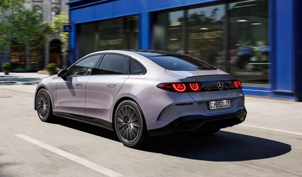 Mercedes-Benz C-Class Electric có thêm bản tiêu chuẩn mới, giá rẻ hơn, trang bị không bị cắt nhiều - Ảnh 2.