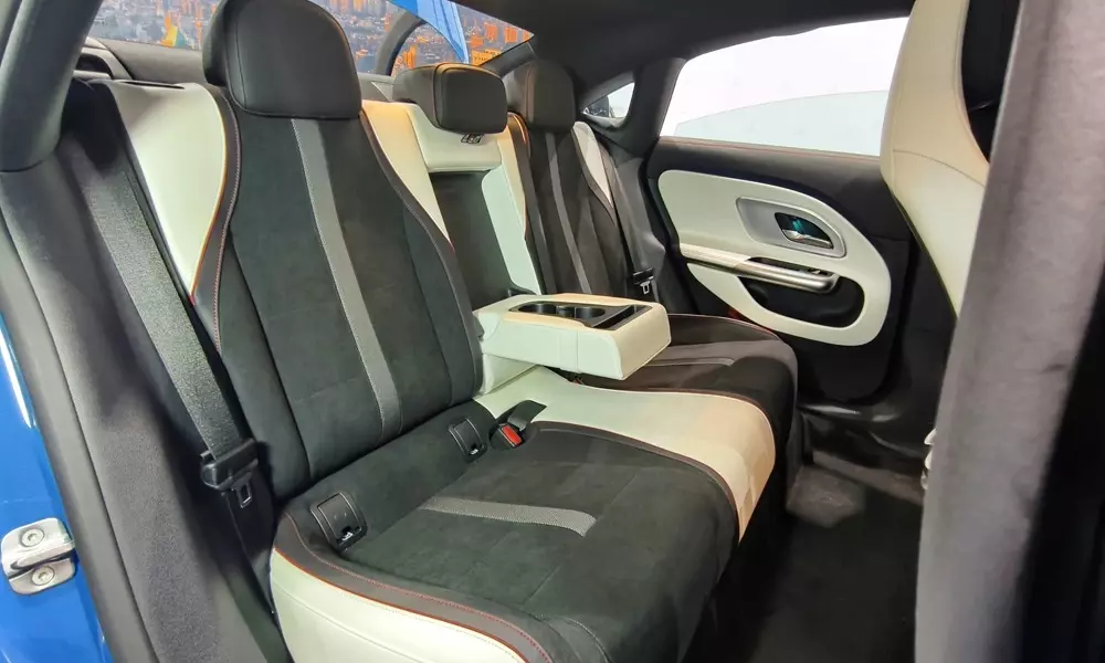 Ghế của Mercedes-Benz CLA 200 Electric được phối 2 tông màu tương phản