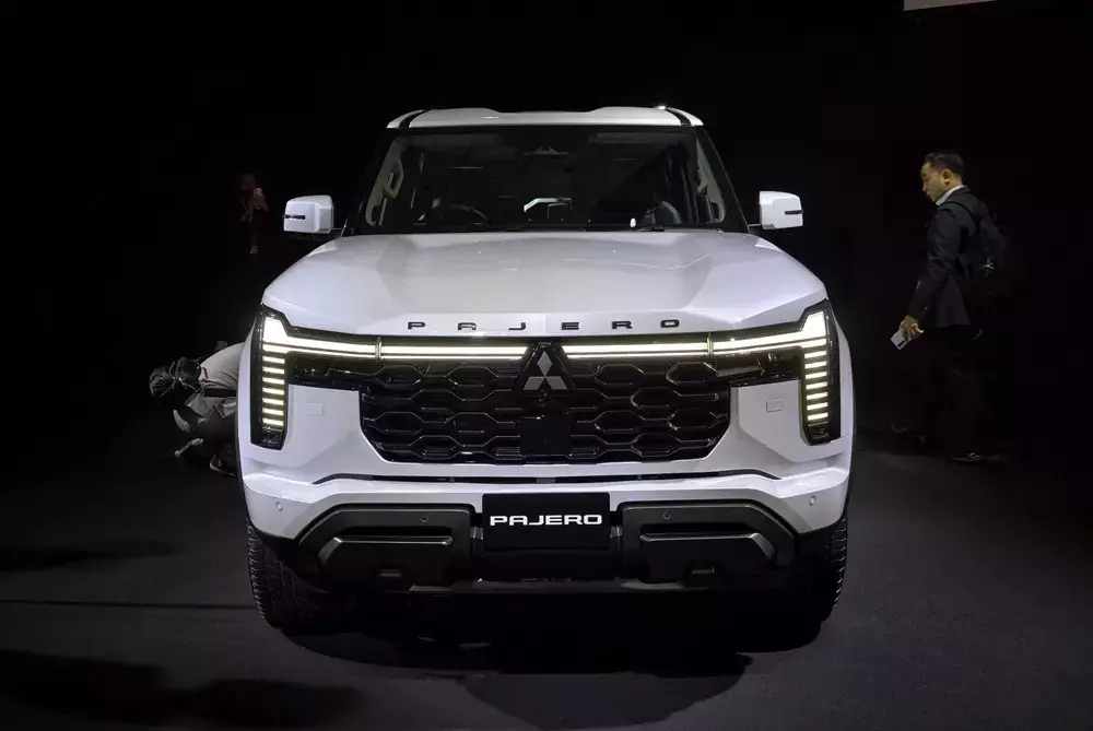 Mitsubishi Pajero 2027 bản cao cấp nhất dùng lưới tản nhiệt tổ ong sơn đen