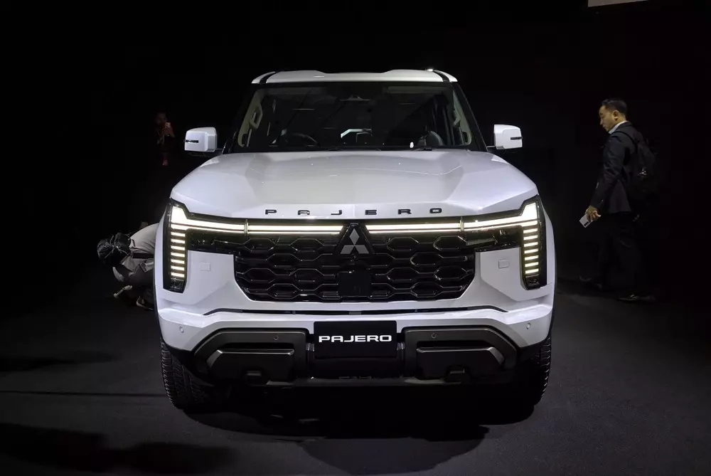 Mitsubishi Pajero 2027 với lưới tản nhiệt dạng tổ ong