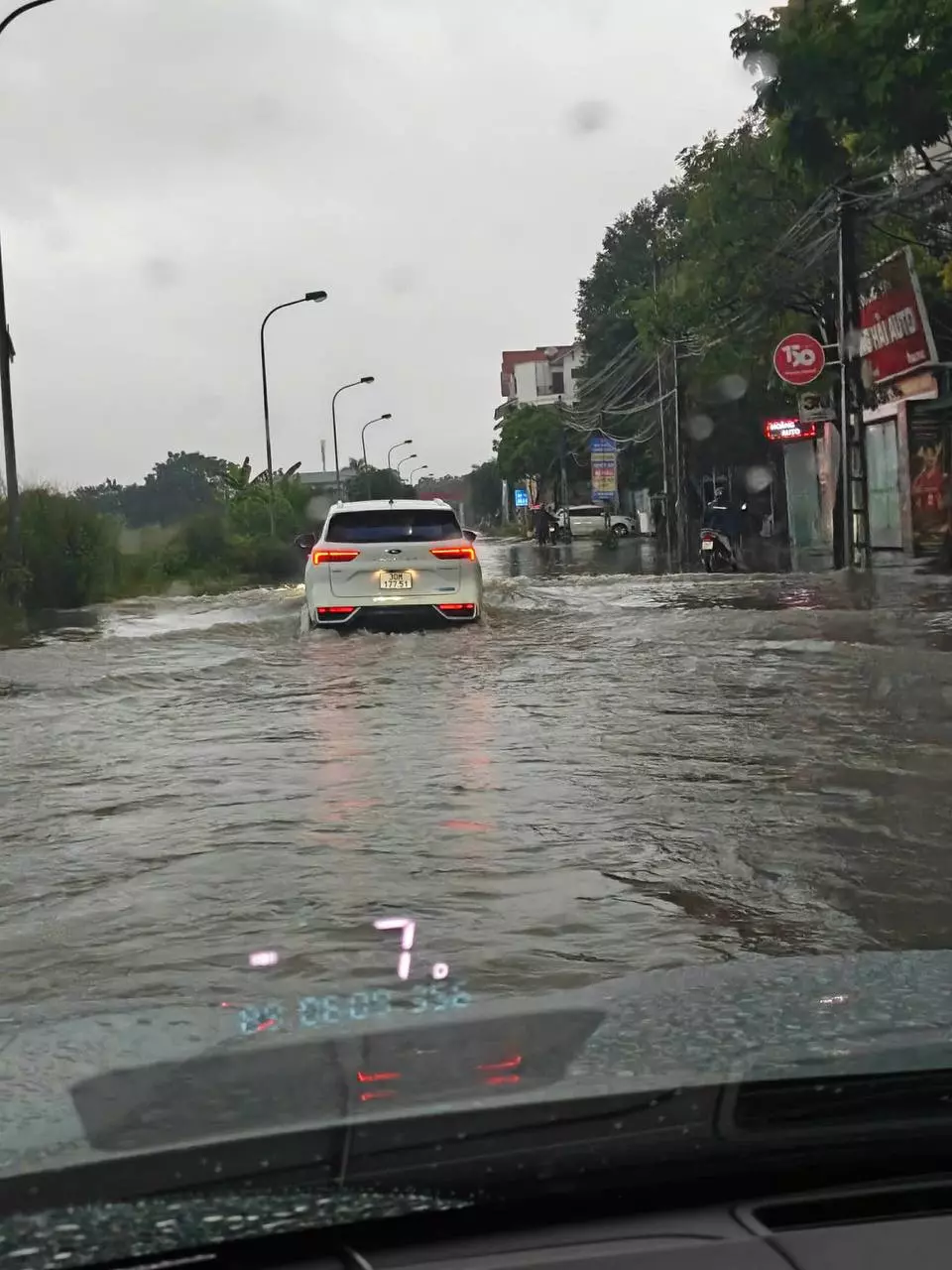 Kỹ năng lái xe ô tô an toàn qua vùng ngập nước: Ứng dụng ngay để tránh gặp "hạn" thủy kích - Ảnh 3.