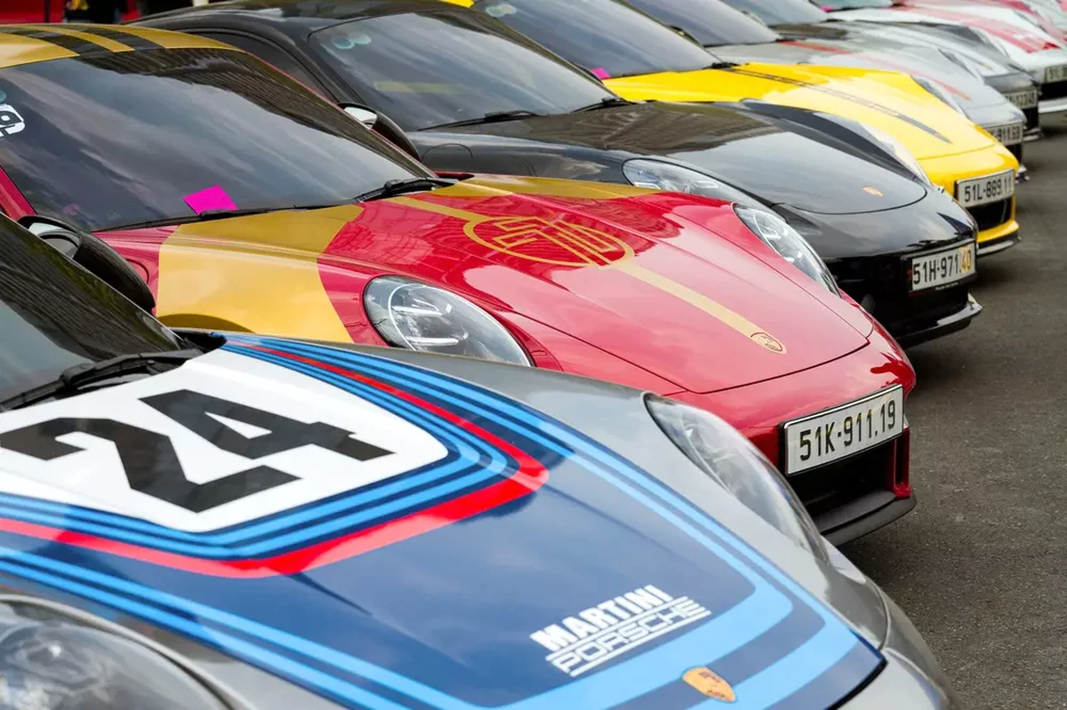 Hơn 100 chiếc xe sang Porsche cùng nhau quy tụ bên bờ sông Sài Gòn