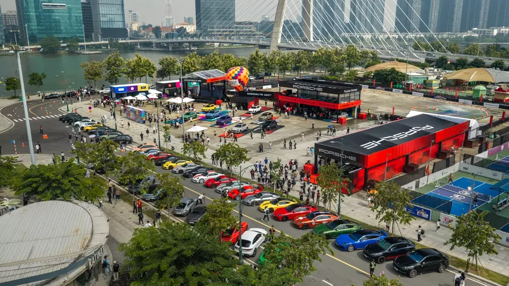 Hơn 100 chiếc xe sang Porsche cùng nhau quy tụ bên bờ sông Sài Gòn - Ảnh 1.