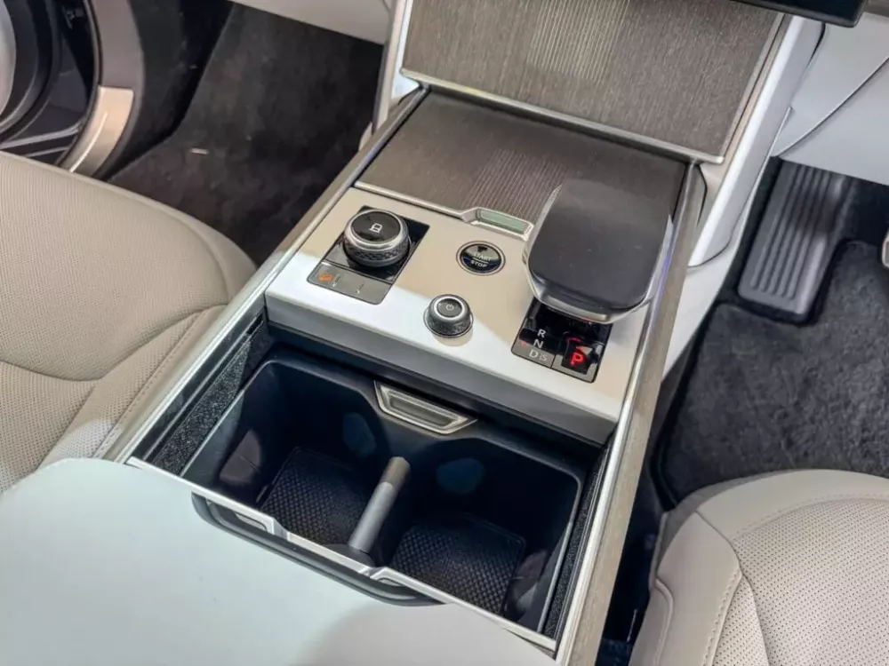 Cụm điều khiển trung tâm của Range Rover Electric