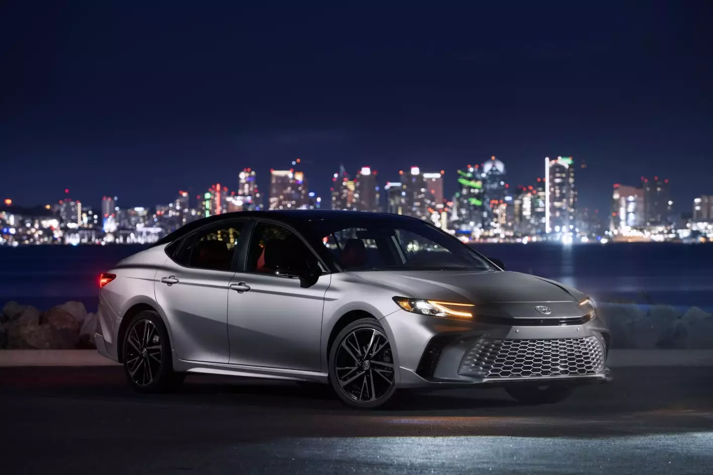 Toyota Camry 2027 tăng giá nhẹ dù không nhiều cải tiến, bài toán đặt cược vào sự quen thuộc? - Ảnh 1.