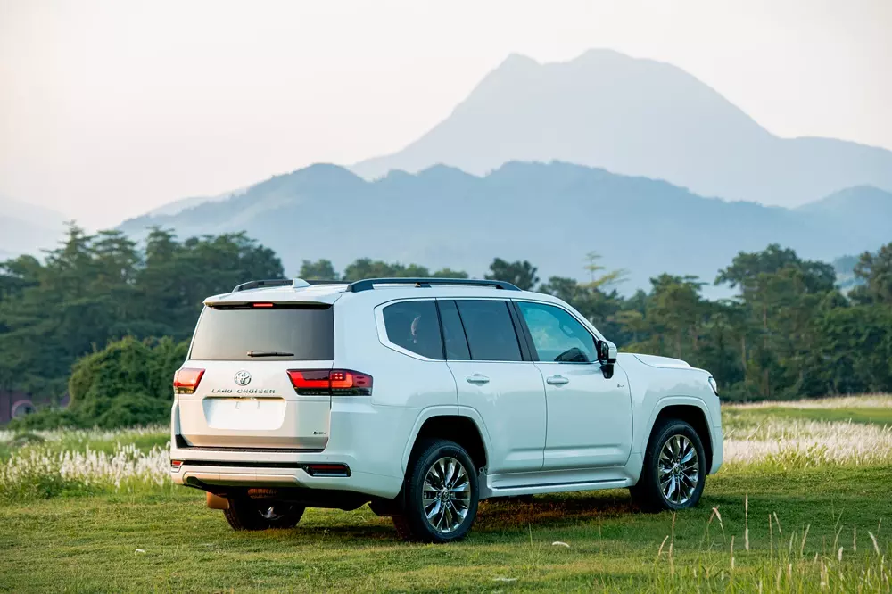 toyota-land-cruiser-300-hev-4-5c15 Lượng xăng tiêu thụ của Toyota Land Cruiser 300 HEV giảm hơn 22,7% so với bản máy xăng