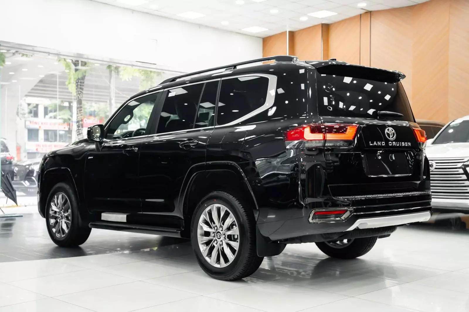 Soi cận từng góc "quái thú" Toyota Land Cruiser HEV giá 4,71 tỷ đồng tại đại lý - Ảnh 14.
