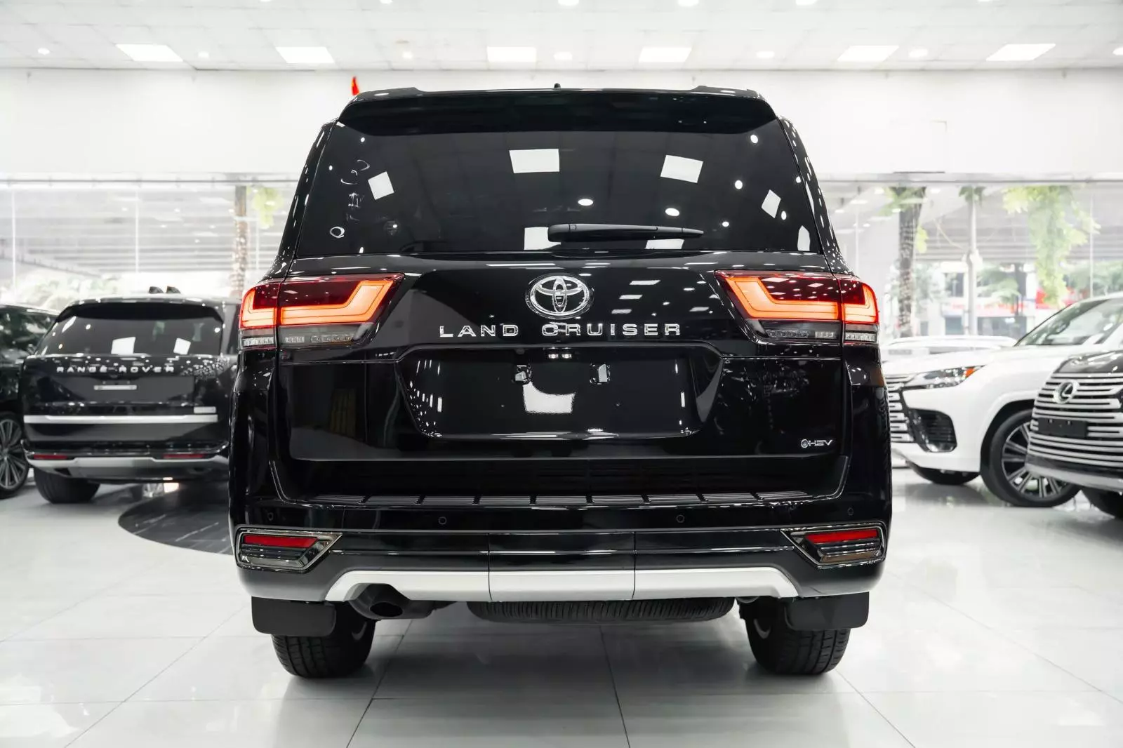Soi cận từng góc "quái thú" Toyota Land Cruiser HEV giá 4,71 tỷ đồng tại đại lý - Ảnh 3.