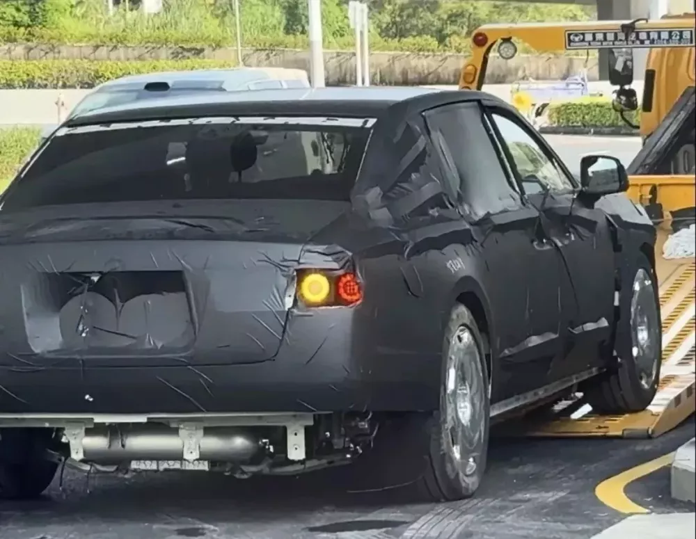 Lộ diện cặp đôi xe siêu sang của BYD, cạnh tranh với Rolls-Royce Phantom và Cullinan - Ảnh 1.